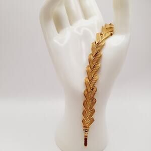 Vintage NR Gold Tone Chevron Link Bracelet 8" Fold Over Clasp